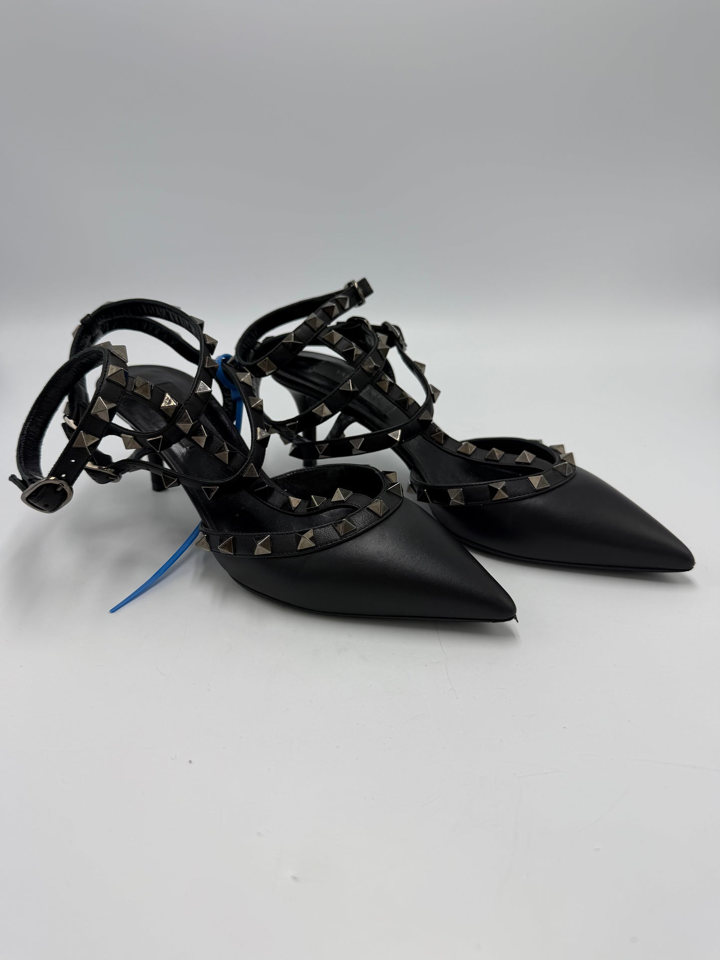 Sandals Luxury Designer By Valentino-garavani In Black, Size: 6.5