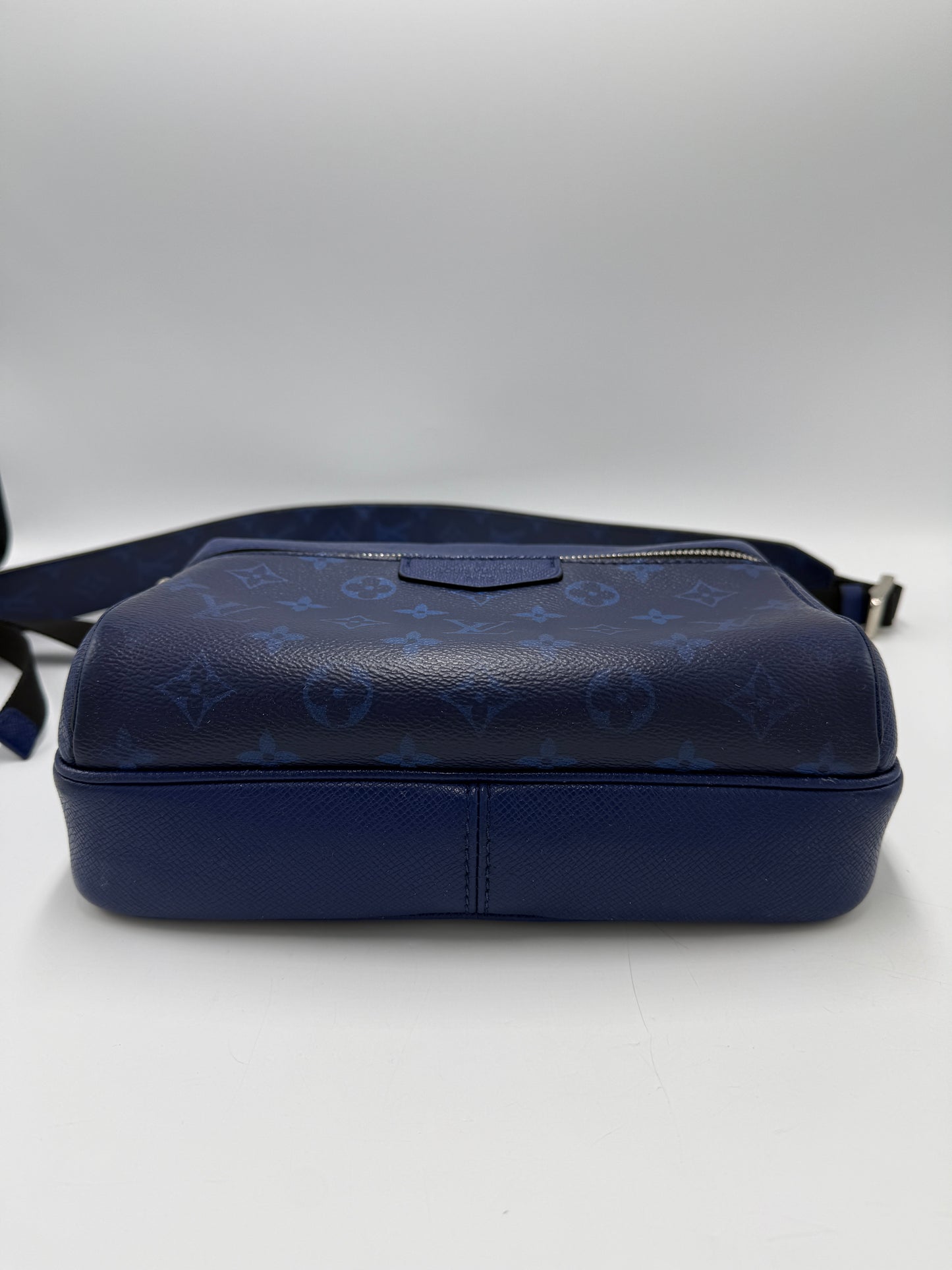 Louis Vuitton Outdoor Messenger Taigara Luxury Handbag