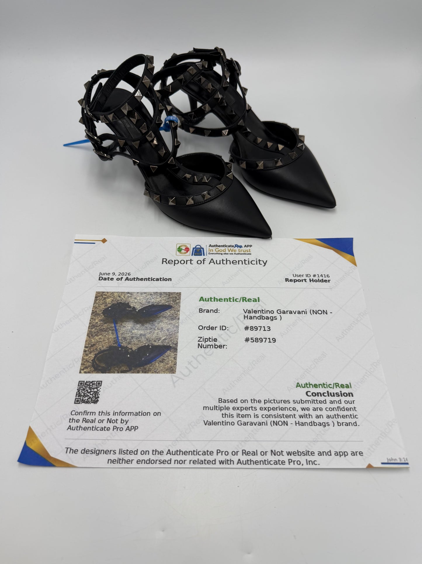 Sandals Luxury Designer By Valentino-garavani In Black, Size: 6.5