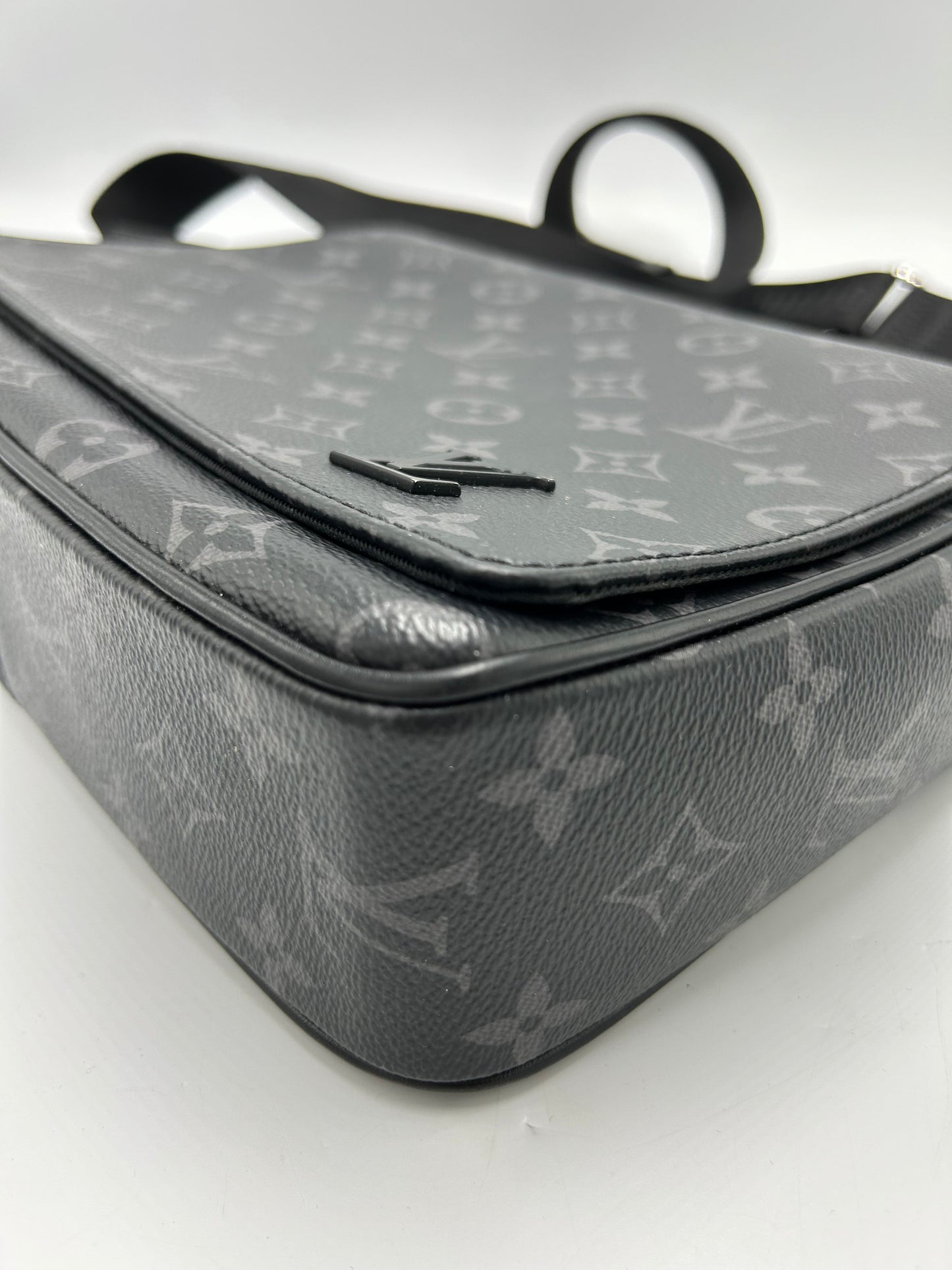 Louis Vuitton District PM Luxury Messenger Handbag